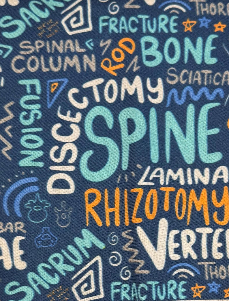 K&ouml;nnte beinhalten: Ein blauer Stoff mit wei&szlig;em, orangefarbenem und hellblauem Text. Der Text enth&auml;lt medizinische Begriffe im Zusammenhang mit der Wirbels&auml;ule, wie "Wirbels&auml;ule", "Fraktur", "Kreuzbein", "Wirbel", "Lamina", "Rhizotomie", "Ischias", "Fusion", "Diskektomie", "Wirbels&auml;ule" und "Knochen".