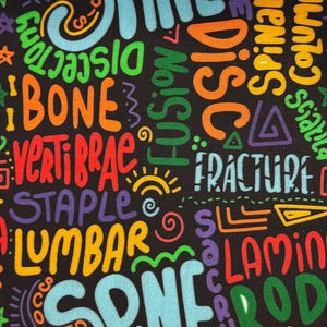 K&ouml;nnte beinhalten: Ein schwarzer Stoff mit bunten W&ouml;rtern, die sich auf die Wirbels&auml;ule und Knochen beziehen. Die W&ouml;rter beinhalten "spine", "bone", "vertebrae", "fracture", "fusion", "lamina", "lumbar", "staple", "disc", "rod" und "spinal column".