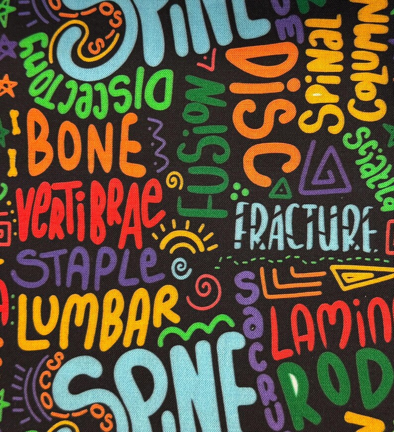 K&ouml;nnte beinhalten: Ein schwarzer Stoff mit bunten W&ouml;rtern, die sich auf die Wirbels&auml;ule und Knochen beziehen. Die W&ouml;rter beinhalten "spine", "bone", "vertebrae", "fracture", "fusion", "lamina", "lumbar", "staple", "disc", "rod" und "spinal column".