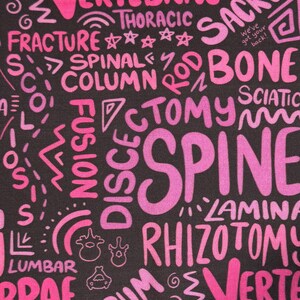 K&ouml;nnte beinhalten: Ein schwarzer Stoffhintergrund mit pinkfarbenem und violettem Text. Der Text enth&auml;lt die W&ouml;rter "Wirbel", "Thorakal", "Kreuzbein", "Fraktur", "Wirbels&auml;ule", "S&auml;ule", "Stab", "Knochen", "Ischias", "Fusion", "Diskektomie", "Wirbels&auml;ule", "Lamina", "Rhizotomie", "Lendenwirbel", "Wir haben deinen R&uuml;cken!"