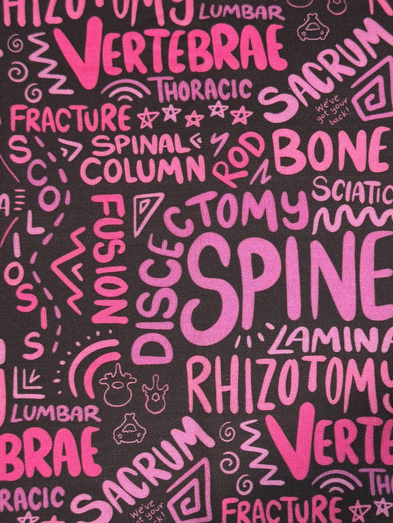 K&ouml;nnte beinhalten: Ein schwarzer Stoffhintergrund mit pinkfarbenem und violettem Text. Der Text enth&auml;lt die W&ouml;rter "Wirbel", "Thorakal", "Kreuzbein", "Fraktur", "Wirbels&auml;ule", "S&auml;ule", "Stab", "Knochen", "Ischias", "Fusion", "Diskektomie", "Wirbels&auml;ule", "Lamina", "Rhizotomie", "Lendenwirbel", "Wir haben deinen R&uuml;cken!"