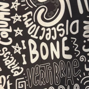 K&ouml;nnte beinhalten: Schwarz-wei&szlig;es Stoffmuster mit sich wiederholenden W&ouml;rtern und Kritzeleien. Die W&ouml;rter beinhalten "BONE", "VERTEBRAE" und "STAPLE".