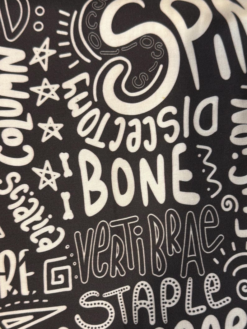 K&ouml;nnte beinhalten: Schwarz-wei&szlig;es Stoffmuster mit sich wiederholenden W&ouml;rtern und Kritzeleien. Die W&ouml;rter beinhalten "BONE", "VERTEBRAE" und "STAPLE".