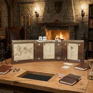 Puede incluir: Una mesa de juego de rol (RPG) de madera con una bandeja para dados incorporada y una pantalla de DM de tres paneles. La pantalla muestra mapas e información del juego. Accesorios: dados, cuadernos y un reloj de arena.