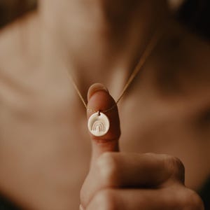 Collana arcobaleno, semplice collana in oro o argento, regalo significativo per un amico