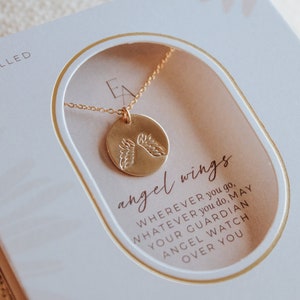 Puede incluir: Un collar de oro relleno con un colgante redondo que presenta un par de alas de &aacute;ngel. El collar viene en una caja blanca con el texto "angel wings" y "WHEREVER you go, WHATEVER you do, MAY YOUR GUARDIAN ANGEL WATCH OVER YOU".