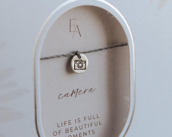 Pulsera de cámara, delicada joyería de cordón, regalo significativo para fotógrafos.