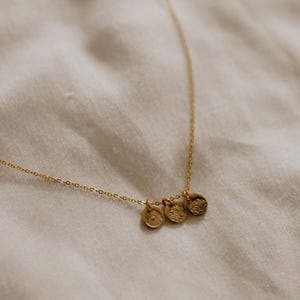 Guldfyllt halsband med födelseblomma: Personliga mammasmycken