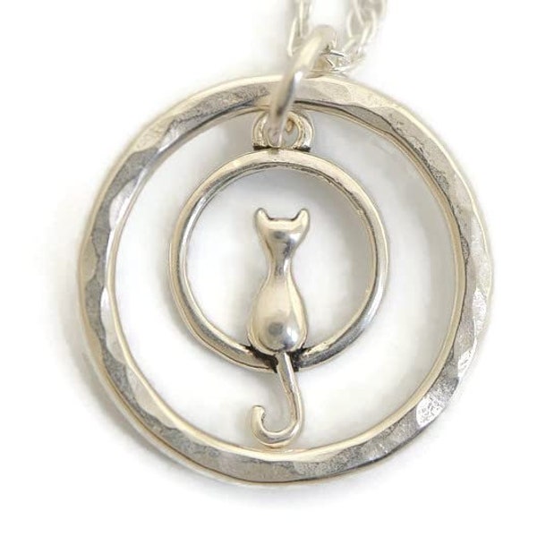 Pequeño pequeño collar de gato de plata de ley amante del gato regalo pequeño martillado 5/8" círculo collar colgante siamés persa collar de coon principal