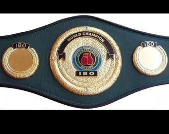 Może przedstawiać: Zielony skórzany pas mistrzowski boksu z złotymi akcentami. Pas zawiera napis "World Champion" i "IBO Boxing" złotymi literami. Pas ma również dwa złote medale z literami "IBO" na nich.