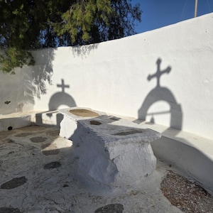 Ruhige Mykonos-Kapelle Kunstwerk: Serenity der griechischen Insel in der blauen und weißen Mittelmeerszene