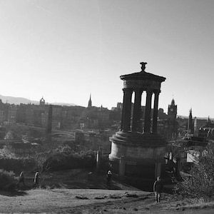Calton Hill Edinburgh Malerisches Stadtbild: Panoramaaussicht auf Denkmäler und Architektur in Schottland