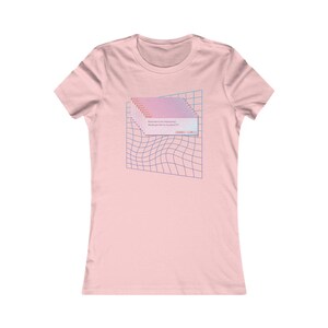 Könnte beinhalten: Rosafarbenes Damen-T-Shirt mit einem blauen und pinkfarbenen Glitch-Effekt-Motiv. Das Motiv zeigt eine Computer-Fehlermeldung mit dem Text "Bruh, we are not responding. Would you like to try about it?"