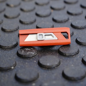 Midnight Draft Utility Knife Carbon Red