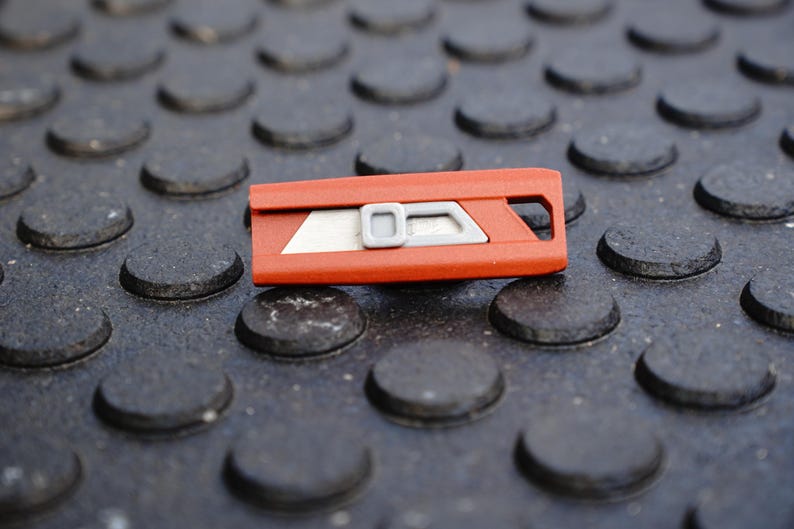 Midnight Draft Utility Knife Carbon Red
