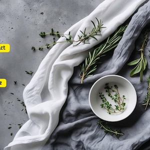 Pode incluir: Natureza morta culinária com ervas frescas e uma pequena tigela branca cheia de tomilho. Ramos de alecrim e sálvia dispostos sobre tecido branco e cinzento. O texto "Your Product or Text here" está num retângulo amarelo.