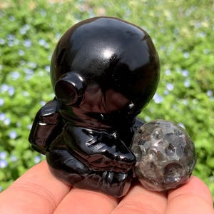 2.5&#39;&#39;+ Natural Obsidian+Yooperlite quartz,quartz crystal,hand carved,Crystal Astronaut,Astronaut skull,Home Decoration Crystal Gifts 1pc