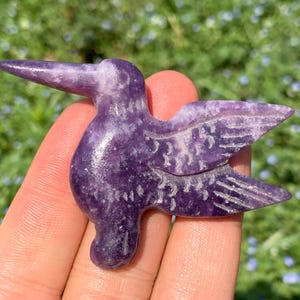 6,0 cm + natürlicher lila Glimmer Quarz, Quarzkristall, handgeschnitzt, Kristallkolibri, Kolibrischädel, Kristallgeschenke 1Stk