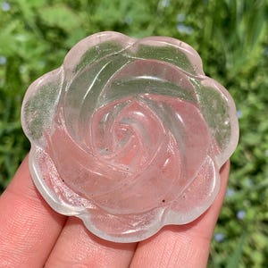 Cuarzo transparente natural de más de 4,5 cm (1,8 pulgadas), cristal de cuarzo, tallado a mano, rosa de cristal, calavera con flores, regalos de cristal (1 unidad)