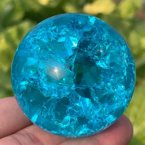 Kula kryształowa Blue Aura Crackle – drobny prezent kryształowy (50 mm)