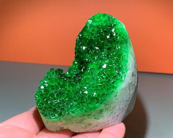 美しい緑色のジオード水晶クラスター、水晶、鉱物晶洞標本、水晶