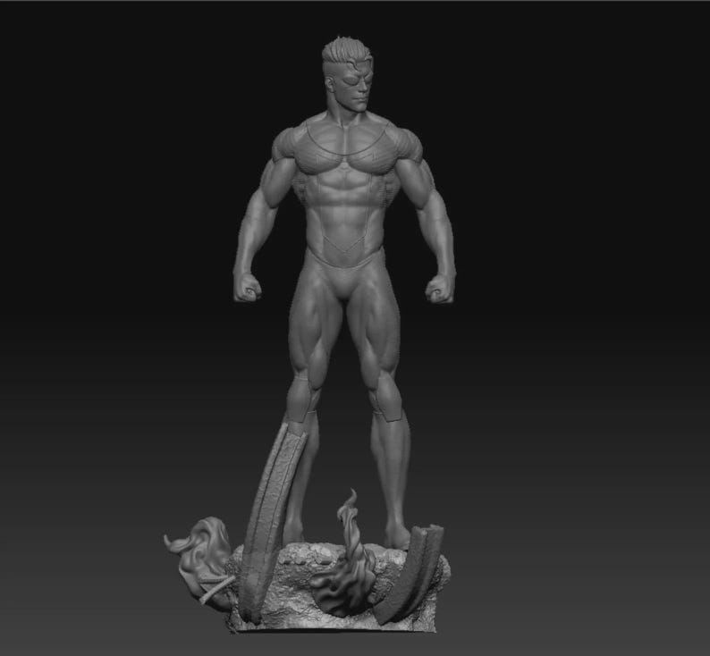 Puede incluir: Escultura en escala de grises de una figura masculina musculosa en pose heroica. La figura se alza sobre una base detallada con llamas estilizadas y elementos arquitect&oacute;nicos. La estatua muestra musculatura definida y una expresi&oacute;n decidida.