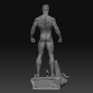 Puede incluir: Una escultura en escala de grises de una figura musculosa, vista desde atr&aacute;s. La estatua est&aacute; sobre una base detallada con texto. El f&iacute;sico de la figura se muestra de forma prominente, con m&uacute;sculos definidos y una representaci&oacute;n detallada de la espalda.