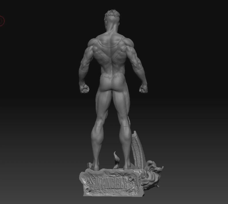 Puede incluir: Una escultura en escala de grises de una figura musculosa, vista desde atr&aacute;s. La estatua est&aacute; sobre una base detallada con texto. El f&iacute;sico de la figura se muestra de forma prominente, con m&uacute;sculos definidos y una representaci&oacute;n detallada de la espalda.