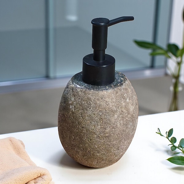 Distributeur de savon en roche sédimentaire naturel fait main pour une décoration de salle de bain ou de cuisine moderne