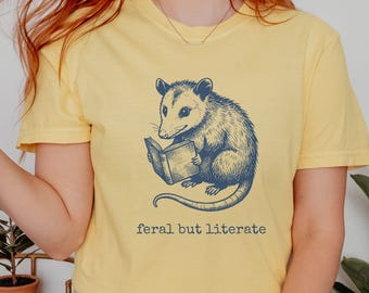 Rolig opossumläströja, opossumskjorta, komfortfärg, läströja, bokmalgåva, söt boklig skjorta för opossum och bokälskare
