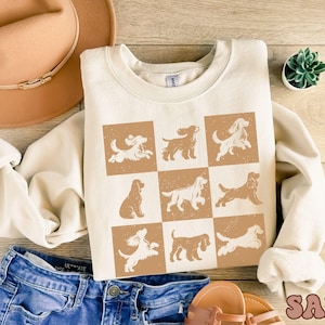 English Cocker Spaniel Sweatshirt: Checkered Dog Mom Gift Sand