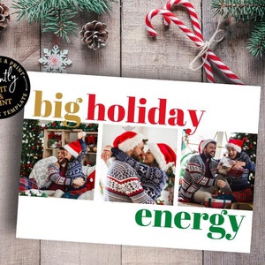Op de afbeelding: Een witte kerstkaart met de woorden "big holiday energy" in goud, rood en groen. De kaart bevat drie foto's van mensen met kerstmutsen en truien. De kaart is versierd met dennentakken en zuurstokken.