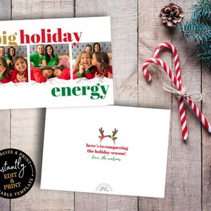 Op de afbeelding: Een vakantiekaart met de woorden "big holiday energy" in rood en groen. De kaart toont een familiefoto en de tekst "here's to conquering the holiday season! love, the watsons". Zuurstokken en dennentakken zijn ook zichtbaar.