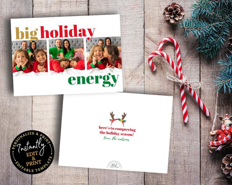 Op de afbeelding: Een vakantiekaart met de woorden "big holiday energy" in rood en groen. De kaart toont een familiefoto en de tekst "here's to conquering the holiday season! love, the watsons". Zuurstokken en dennentakken zijn ook zichtbaar.