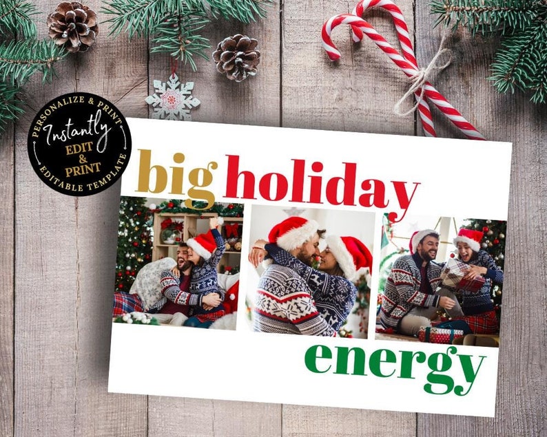 Op de afbeelding: Een witte kerstkaart met de woorden "big holiday energy" in goud, rood en groen. De kaart bevat drie foto's van mensen met kerstmutsen en truien. De kaart is versierd met dennentakken en zuurstokken.
