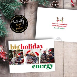Op de afbeelding: Een vakantie wenskaart met de woorden "big holiday energy" in goud en groen. De kaart bevat een fotocollage van mensen met kerstmutsen en truien. De achterkant van de kaart heeft de tekst "here's to conquering the holiday season! love, the watsons."