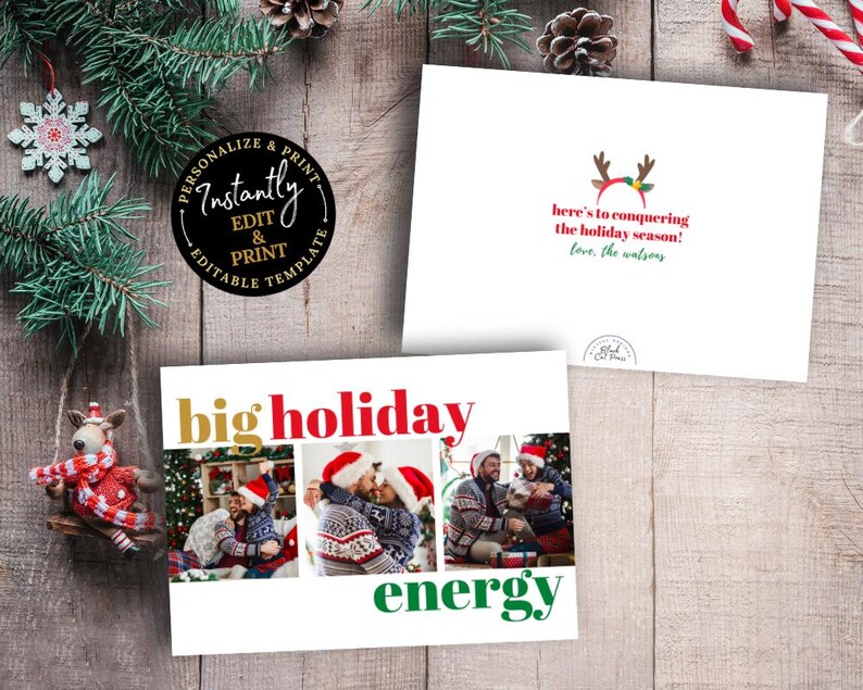 Op de afbeelding: Een vakantie wenskaart met de woorden "big holiday energy" in goud en groen. De kaart bevat een fotocollage van mensen met kerstmutsen en truien. De achterkant van de kaart heeft de tekst "here's to conquering the holiday season! love, the watsons."