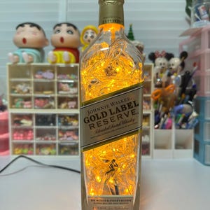 Lámpara de botella de Johnnie Walker con interruptor de encendido y apagado incorporado.