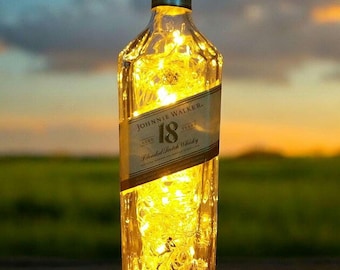 Luminária Johnnie Walker para 18 Garrafas – LED com Interruptor Lateral | Decoração para Presentes de Bar