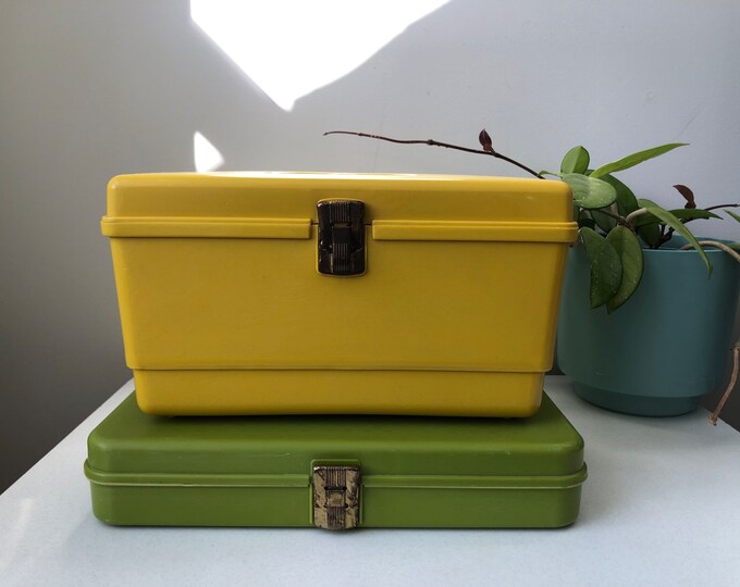 Two Options - Vintage Hard Plastic Sewing Notions and Thread Spool ...