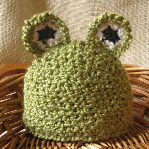 NEW for SUMMER  Sweet Little Froggie Baby Hat in Spring Green  Photography Prop FREE SHIPPING