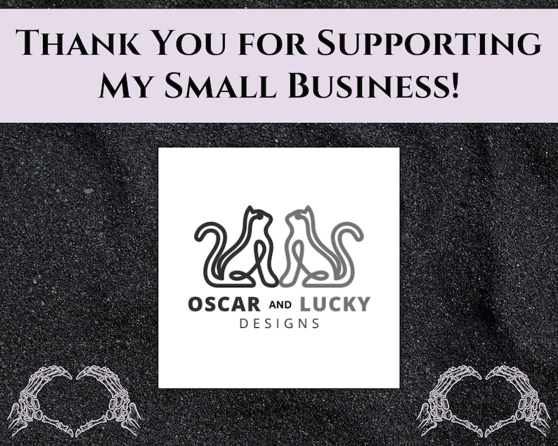 K&ouml;nnte beinhalten: Eine quadratische Karte mit dem Text THANK YOU FOR SUPPORTING MY SMALL BUSINESS! oben. In der Mitte befindet sich ein Strichzeichnungs-Logo von zwei Katzen, die sich gegen&uuml;berstehen, mit dem Text OSCAR AND LUCKY DESIGNS. Skeletth&auml;nde bilden Herzen.
