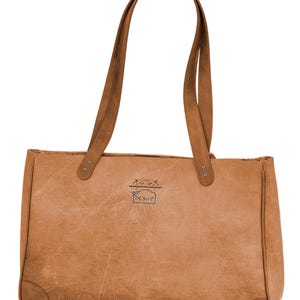 K&ouml;nnte beinhalten: Eine braune Ledertasche mit einem Logo, das "be sure" in einem wei&szlig;en Rechteck sagt. Die Tasche hat zwei braune Lederriemen.