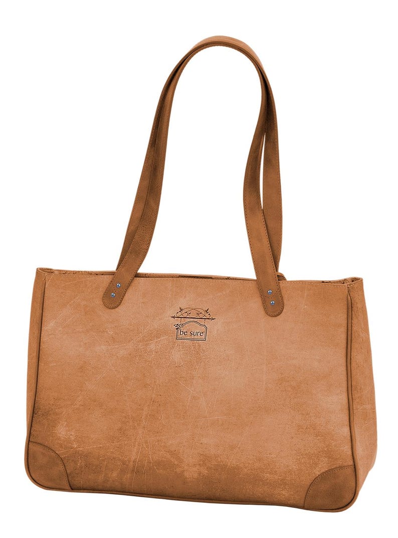 K&ouml;nnte beinhalten: Eine braune Ledertasche mit einem Logo, das "be sure" in einem wei&szlig;en Rechteck sagt. Die Tasche hat zwei braune Lederriemen.