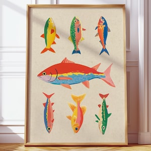 Op de afbeelding: Een ingelijste kunstdruk met een verzameling kleurrijke visillustraties. De vissen zijn afgebeeld in verschillende maten en levendige tinten, waaronder rood, geel, blauw en groen. Het kunstwerk heeft een grillige en decoratieve stijl, geschikt voor een kust- of nautisch thema.