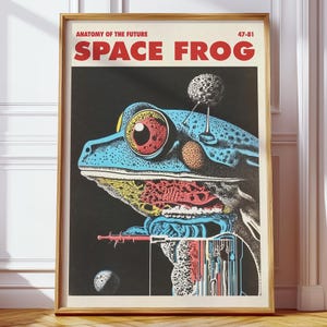 以下が含まれることがあります： 「SPACE FROG」というタイトルと「Anatomy of the Future 47-81」というテキストが書かれたビンテージスタイルのポスター。ポスターには、黒い背景に2つの小さな月が描かれた、内臓が透けて見えるカエルの細密画が描かれている。
