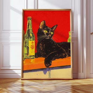 Puede incluir: Un gato negro con ojos verdes sentado en una barra de bar con tres botellas de cerveza detr&aacute;s. Las botellas son verdes y tienen etiquetas amarillas. El fondo es rojo.