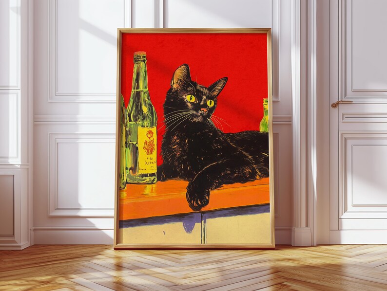 Puede incluir: Un gato negro con ojos verdes sentado en una barra de bar con tres botellas de cerveza detr&aacute;s. Las botellas son verdes y tienen etiquetas amarillas. El fondo es rojo.