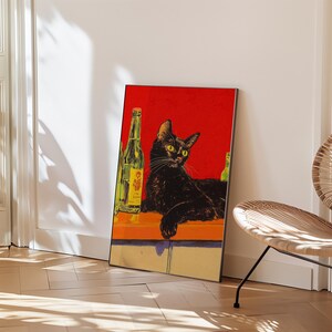 Puede incluir: Un gato negro con ojos amarillos se sienta en una barra con tres botellas de cerveza detr&aacute;s. El gato mira al espectador. El fondo es rojo.