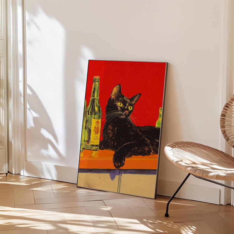 Puede incluir: Un gato negro con ojos amarillos se sienta en una barra con tres botellas de cerveza detr&aacute;s. El gato mira al espectador. El fondo es rojo.